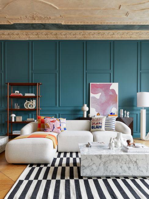 soggiorno con pannello blu