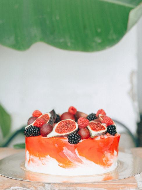 torta decorata con la frutta fresca