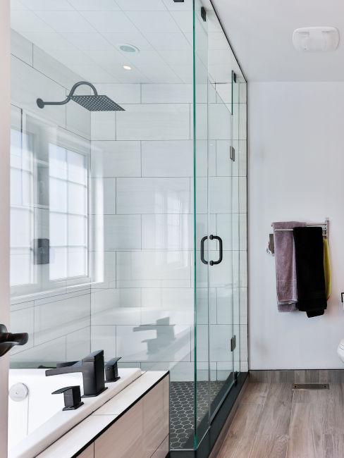 bagno moderno con doccia grande