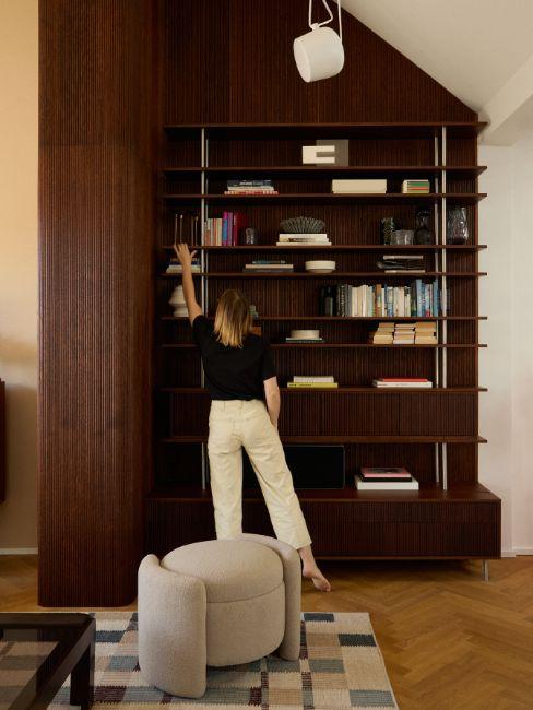 libreria in legno scuro