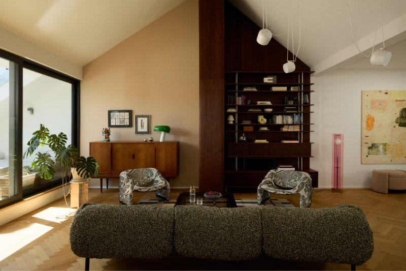 casa con mobili in legno scuro