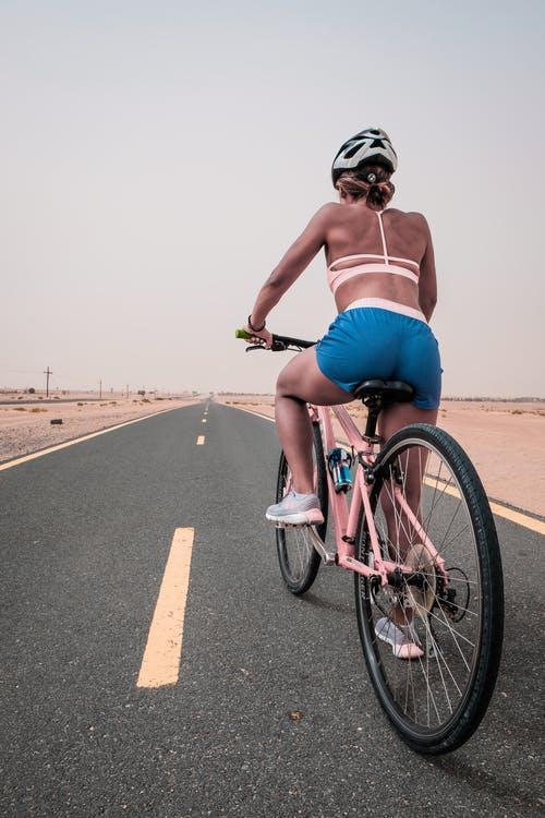 Mobilità sostenibile: ciclista per strada