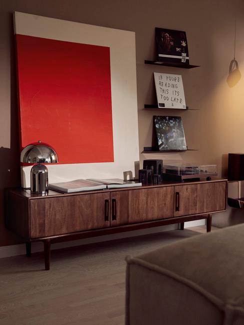 mobili in legno scuro