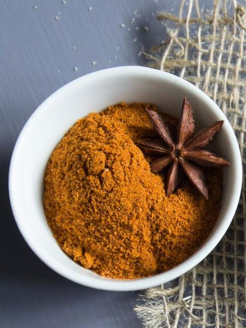 ciotola con curcuma