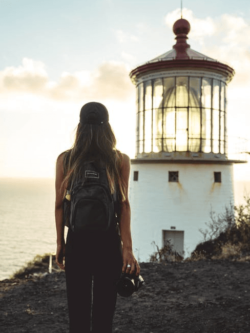 Ragazza in vacanza con macchina fotografica