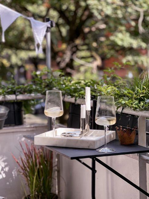 cena romantica a casa bicchieri di vino sul balcone