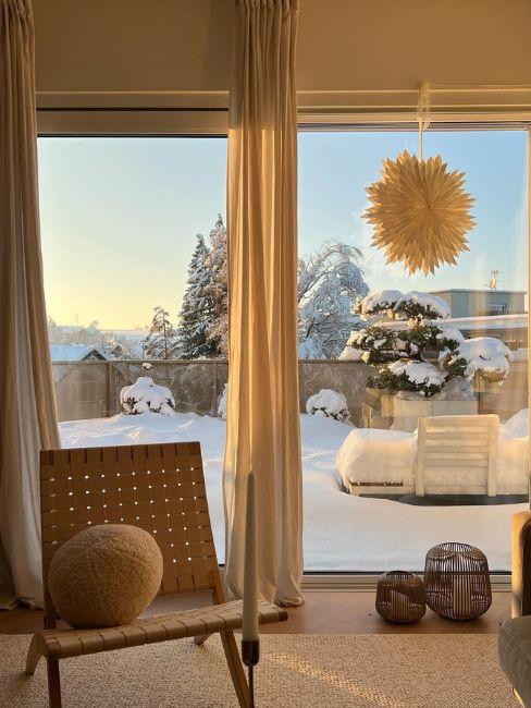 finestra in soggiorno con giardino innevato