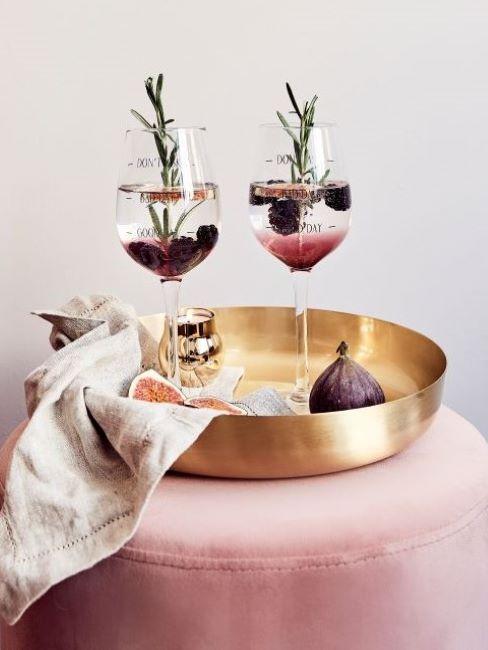 lifestyle pouf rosa con vassoio dorato e bicchieri da cocktail