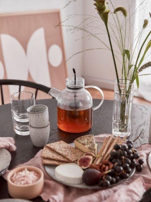 tavola apparecchiata con snak sani e tè