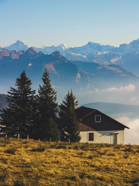 Casa in montagna in primavera