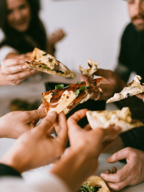 Cosa mangiare a pranzo: pizza con i colleghi a lavoro