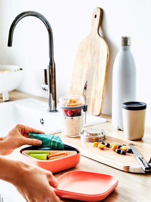 cosa mangiare a pranzo contenitore con verdure in cucina