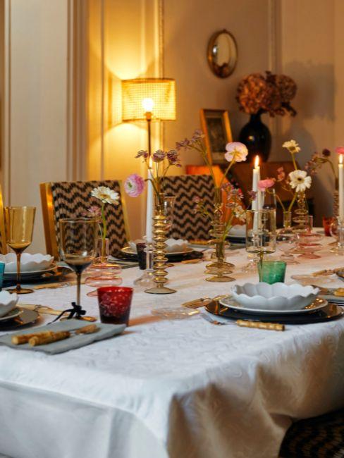 sala da pranzo classica con tavola imbandita