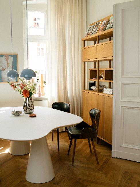 sala da pranzo moderna con tavolo bianco