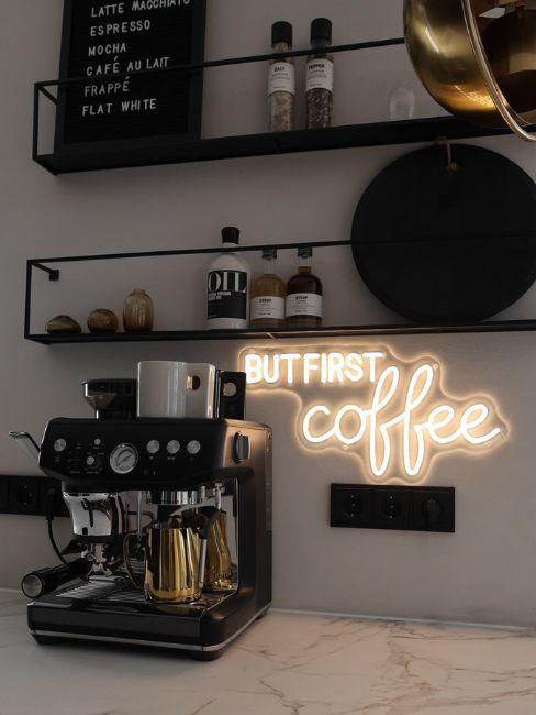 cucina nera con macchinetta del caffè