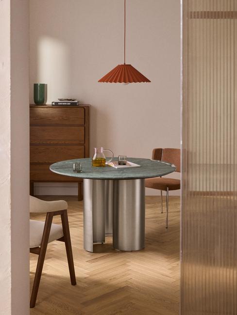 sala da pranzo moderna con tavolo particolare