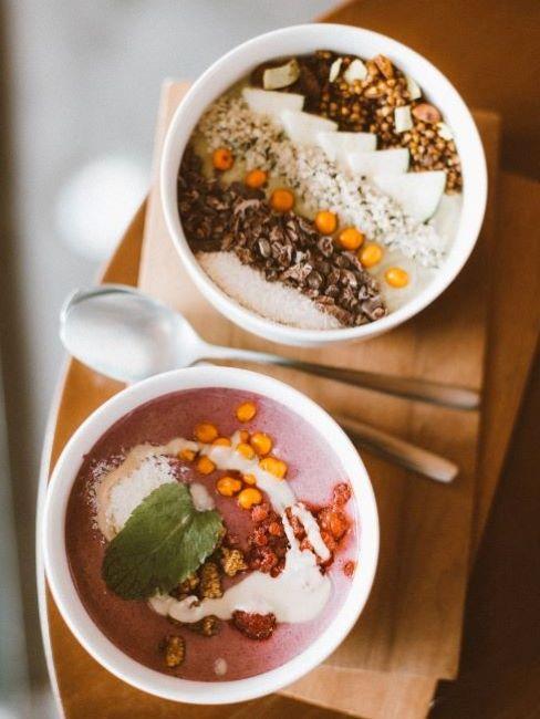 due bowl con muesli con yogurt e frutta