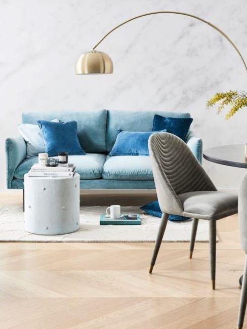 soggiorno stile contemporaneo con divano azzurro