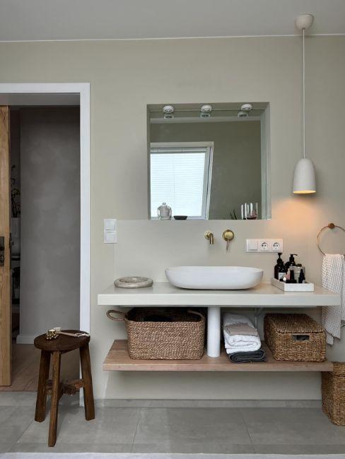 bagno moderno con mensole