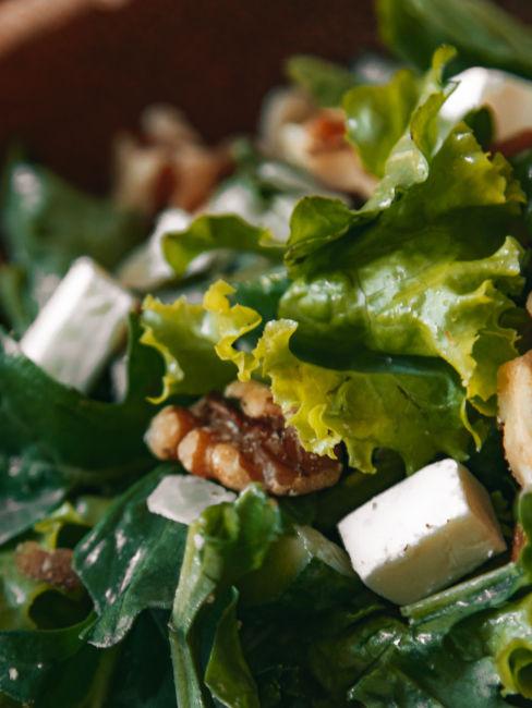 insalata mista con noci e formaggio