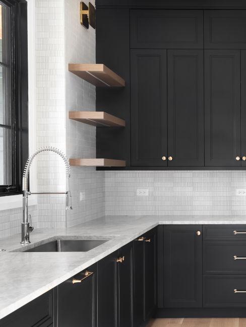 Cucina classica nera con piano in marmo bianco