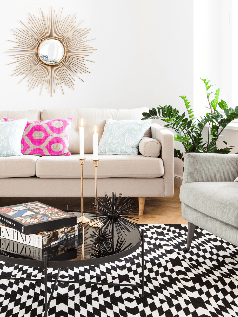 Divano color champagne in soggiorno moderno