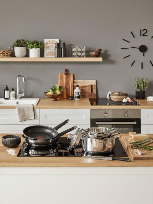 cucina moderna con pareti grige
