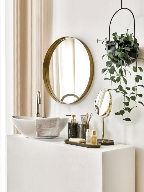 bagno moderno con specchio rotondo