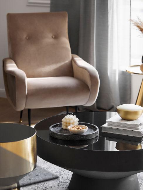 poltrona classica con tavolino nero lucido