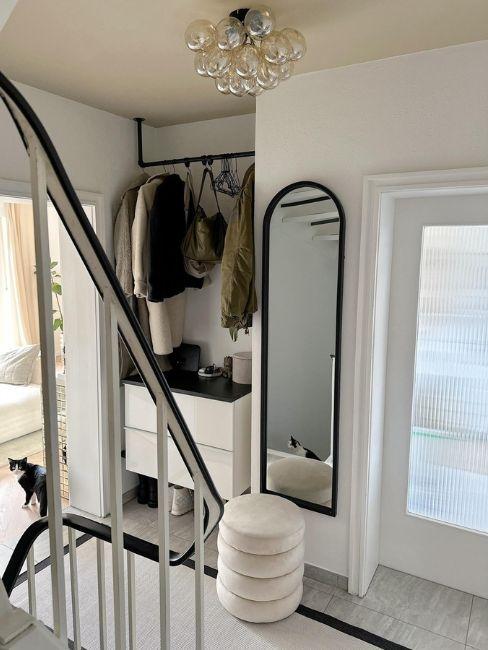 ingresso moderno con dettagli neri