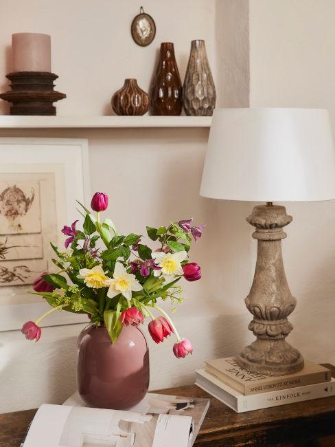 vaso rosa con fiori colorati all'interno