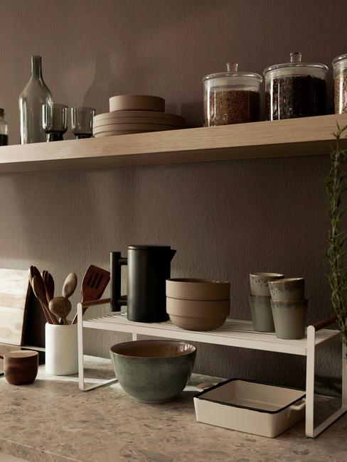 cucina con pareti marroni