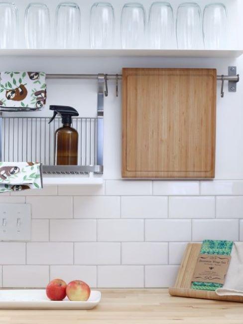 spray per pulizie di casa in cucina