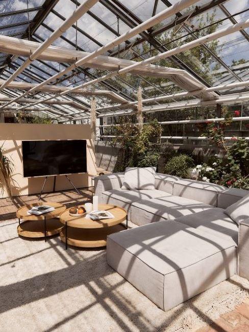 soggiorno esterno con proiettore