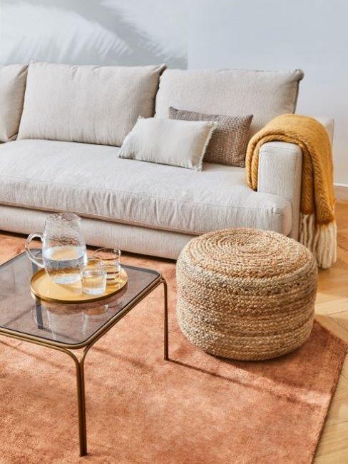 soggiorno con tappeto colore arancione