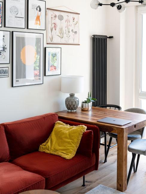 divano rosso con federa decorativa gialla