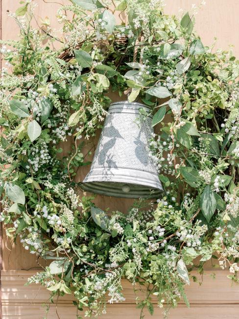 campana in ferro con ghirlanda di fiori