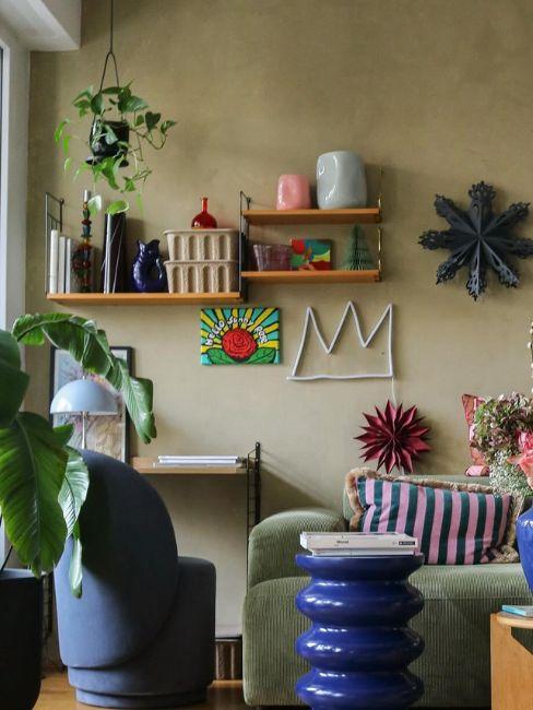 soggiorno con piante su mensole