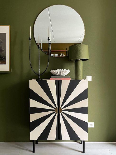 credenza in stile eclettico e pareti verdi