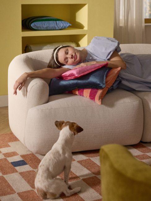 soggiorno con parete gialla