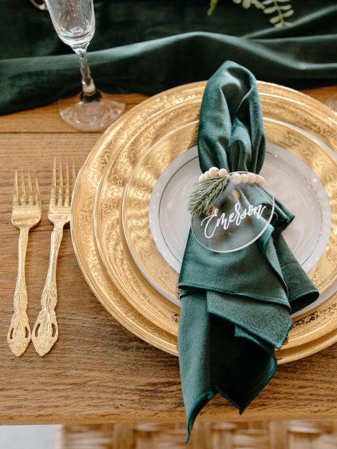 tovagliolo verde scuro con mise en place oro