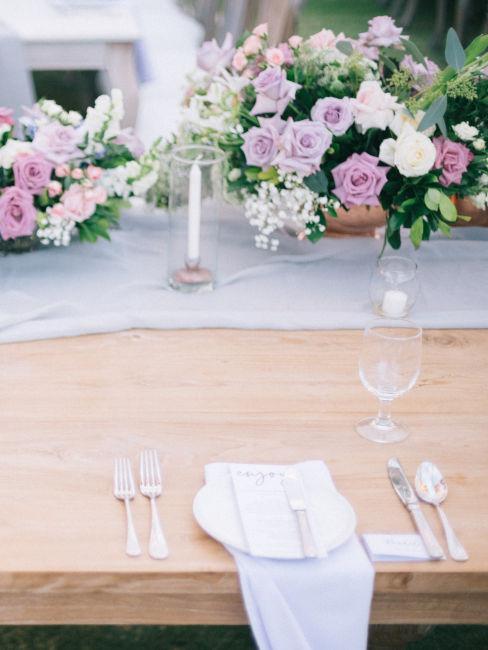 centravola con fiori lilla e bianchi