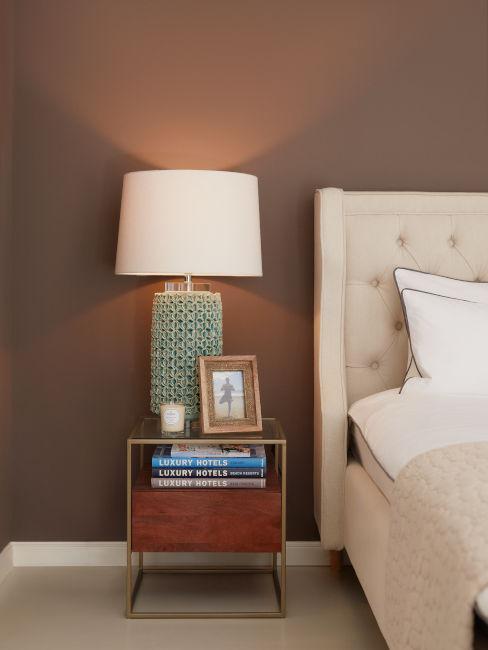 Parete dietro il letto dipinta di marrone