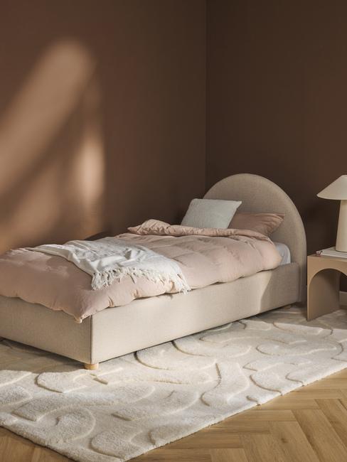 pareti camera da letto marroni