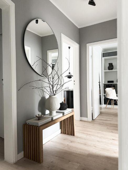 corridoio con specchio e pareti grigie