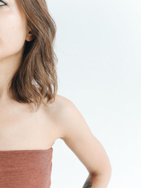 Ragazza con spalle scoperte