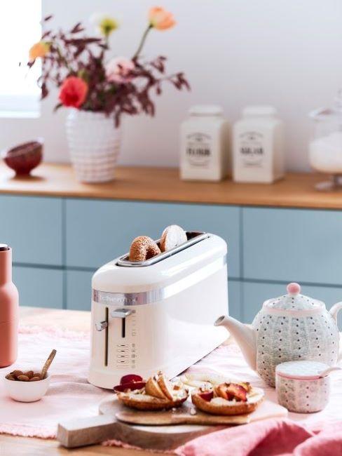 tostapane e teiera in cucina shabby chic