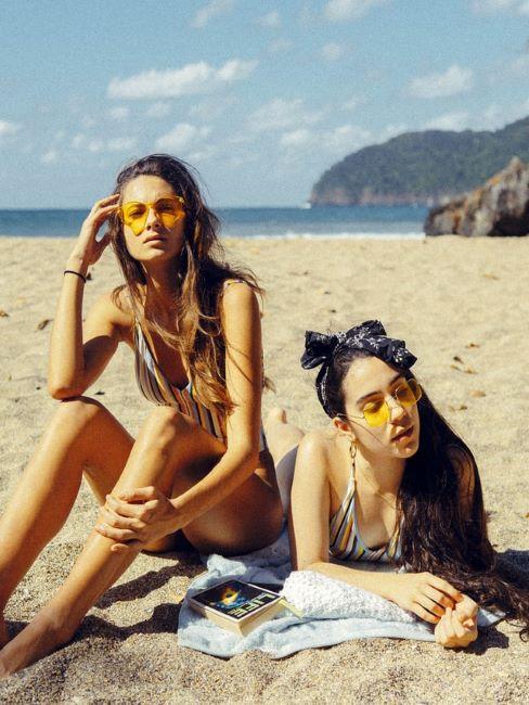 ragazze in spiaggia con beach waves