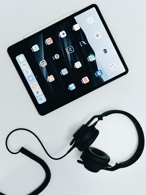 Regalo 50 anni donna: tablet e cuffie