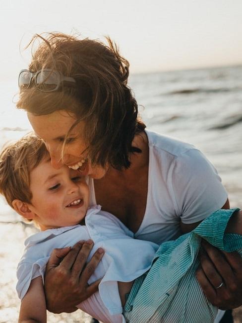 Mamma e figlio sulla spiaggia